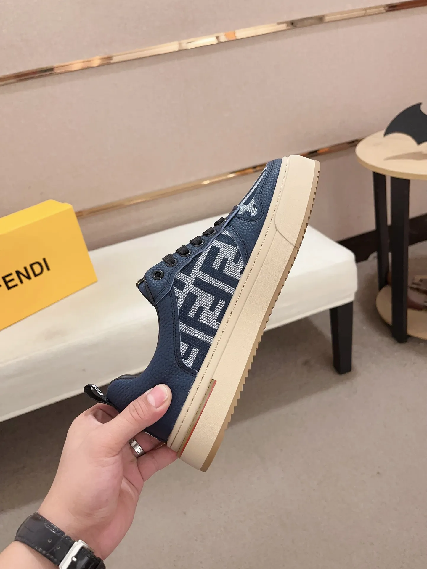 Men's shoes💰: 400💰[Fendi] Fendi's latest casual shoes for men! Available at counters simultaneously! A one-to-one replica of the original. All imported official website one-to-one cowhide fabric. The interior is made of top-grade sheepskin, and the original factory-supplied rubber outsole is used. Leading new fashion concepts. Matching code: 38-44. (can be customized for 45 non-refundable)